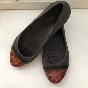CROCS Brown Cap Toe Leopard Print Women’s Work Flat Size 9W